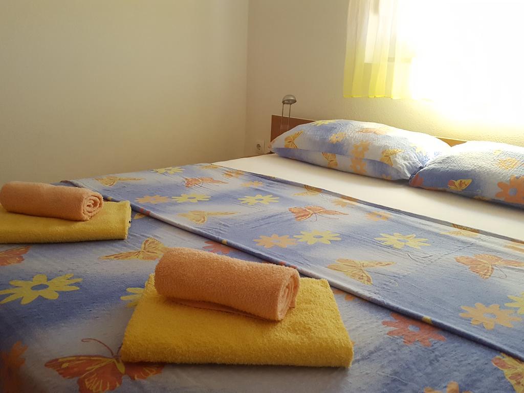 Apartments Mirakul Лопар Екстериор снимка
