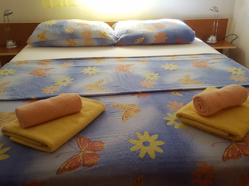 Apartments Mirakul Лопар Екстериор снимка