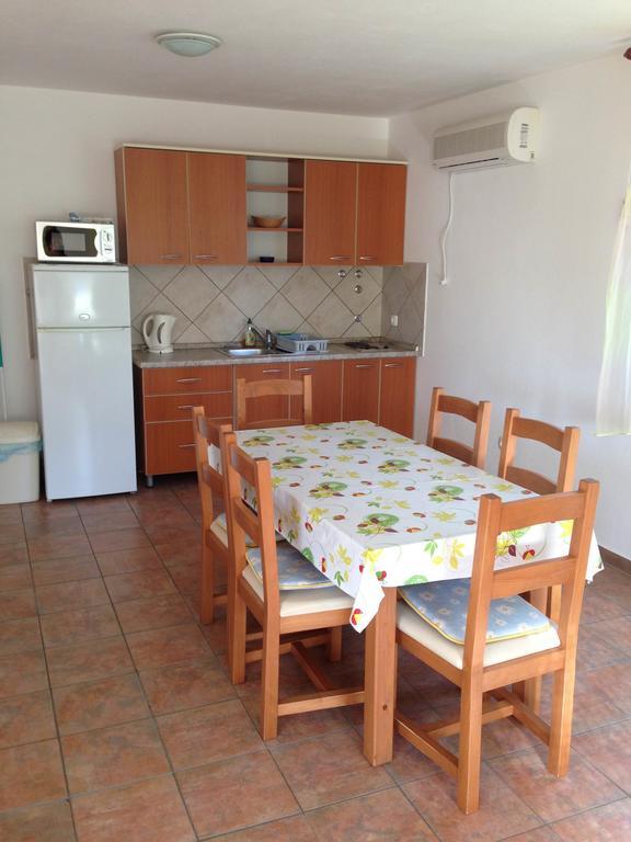 Apartments Mirakul Лопар Екстериор снимка