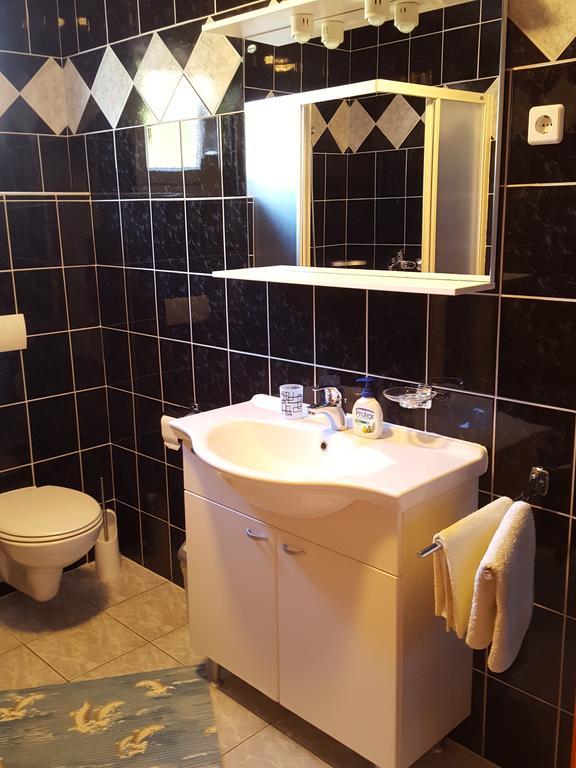 Apartments Mirakul Лопар Екстериор снимка