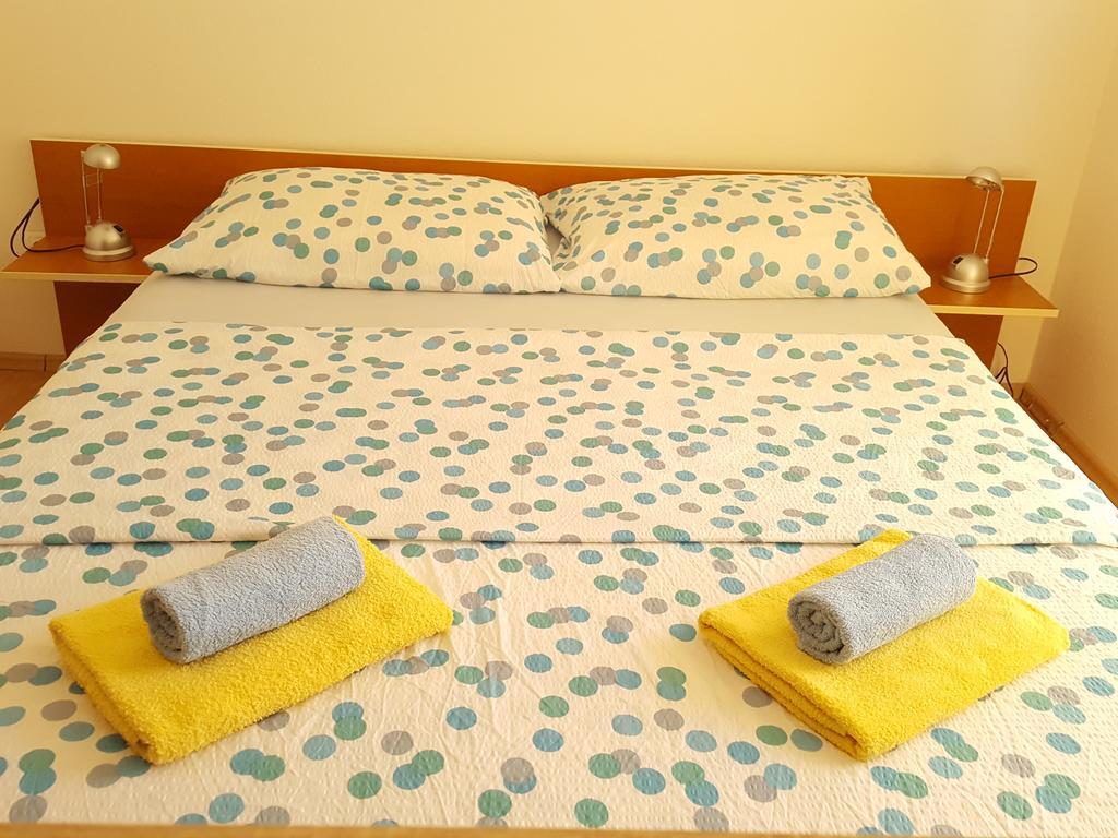 Apartments Mirakul Лопар Екстериор снимка