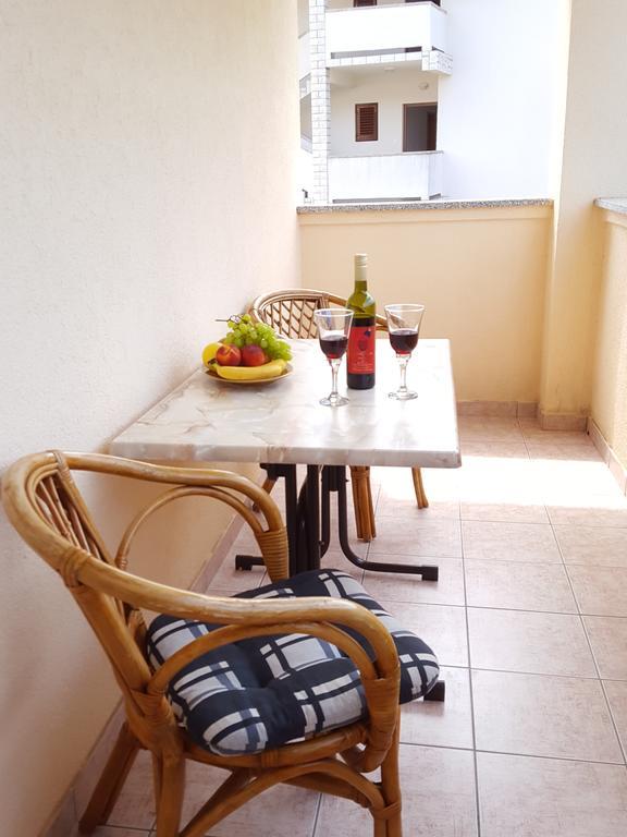 Apartments Mirakul Лопар Екстериор снимка