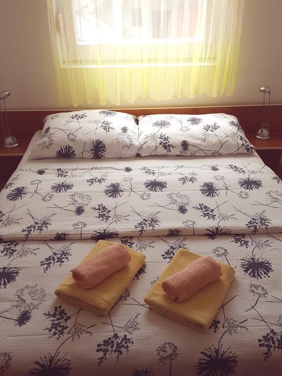 Apartments Mirakul Лопар Екстериор снимка