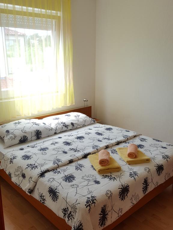 Apartments Mirakul Лопар Екстериор снимка