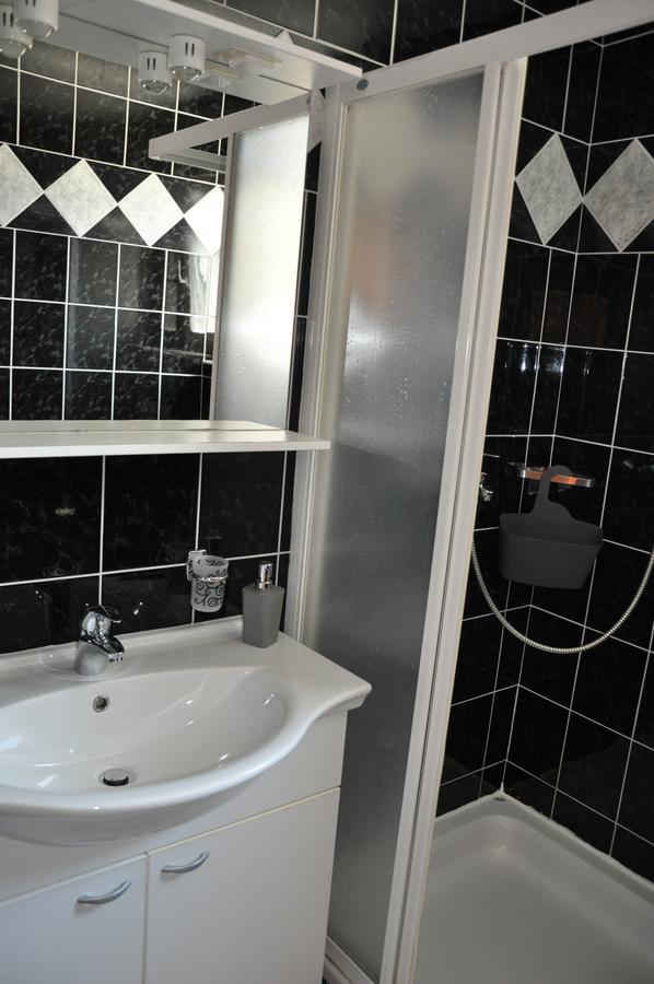 Apartments Mirakul Лопар Екстериор снимка
