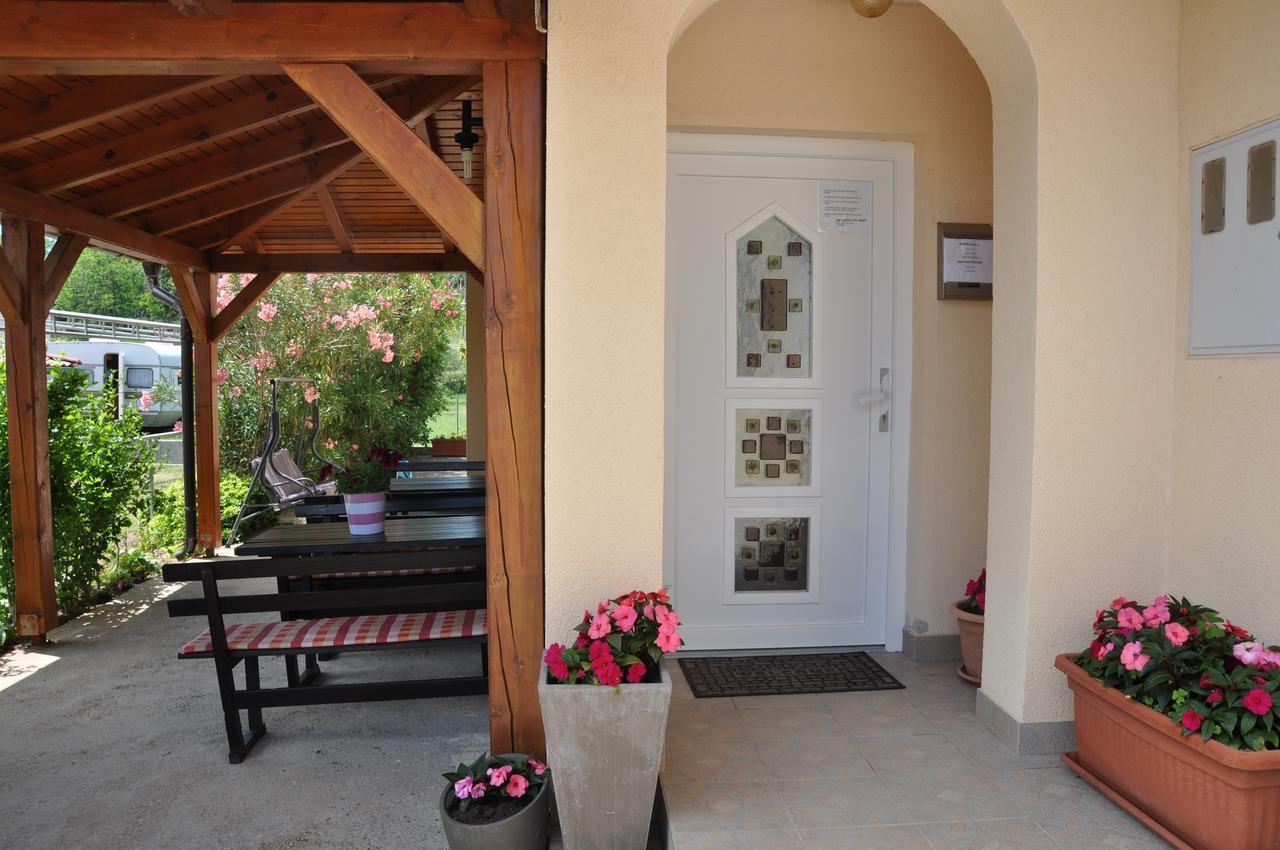 Apartments Mirakul Лопар Екстериор снимка