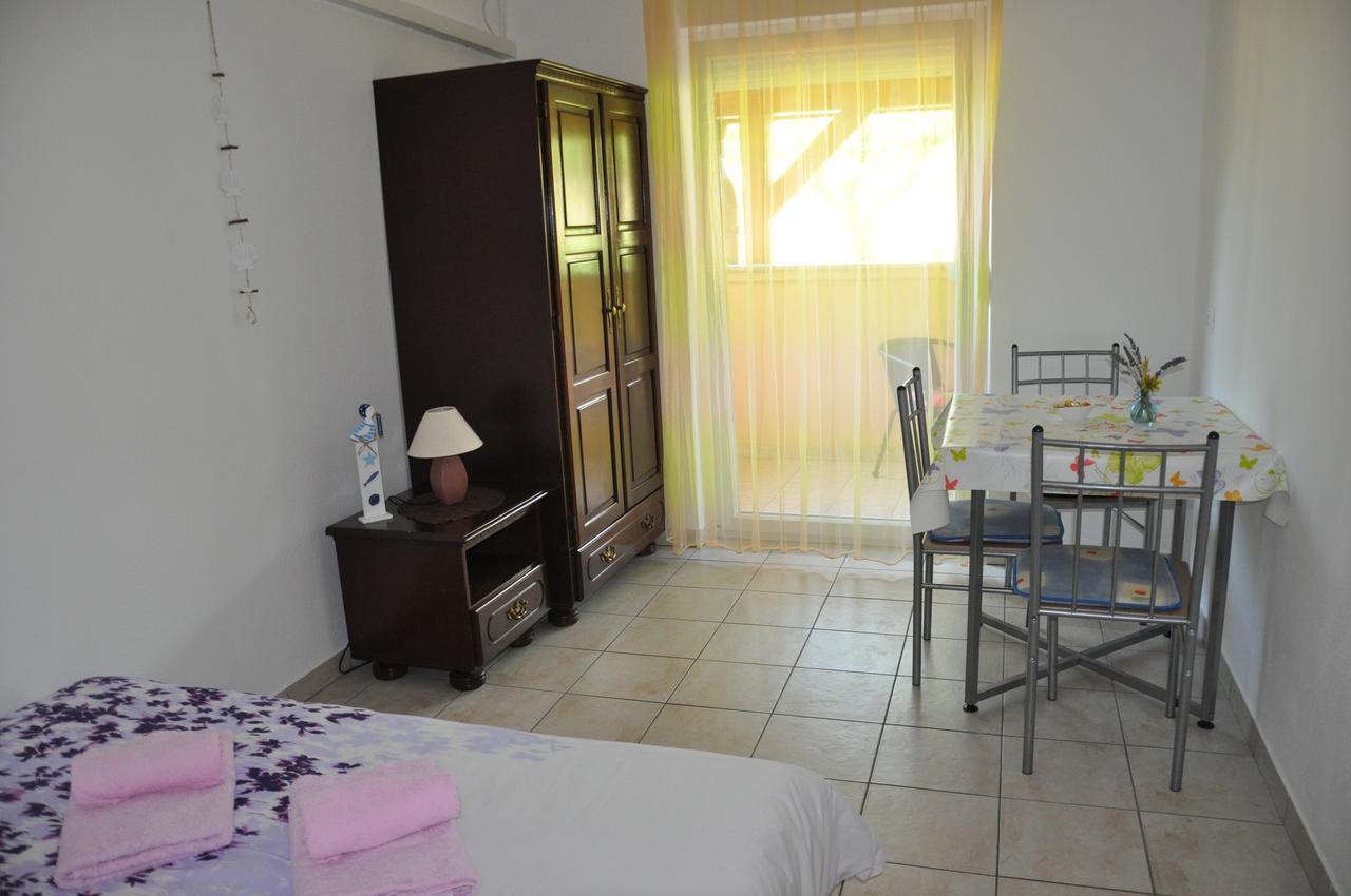 Apartments Mirakul Лопар Екстериор снимка