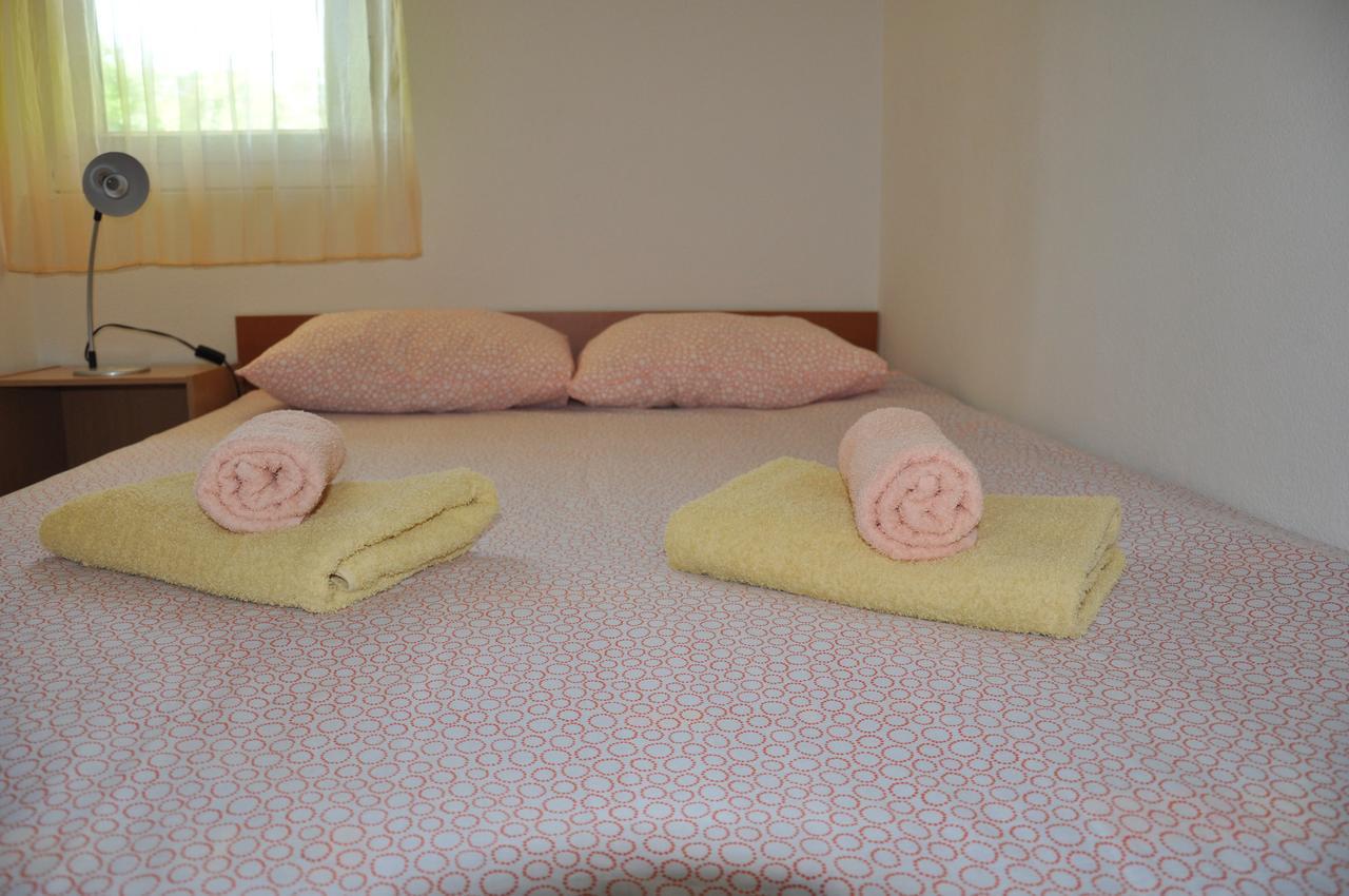 Apartments Mirakul Лопар Екстериор снимка