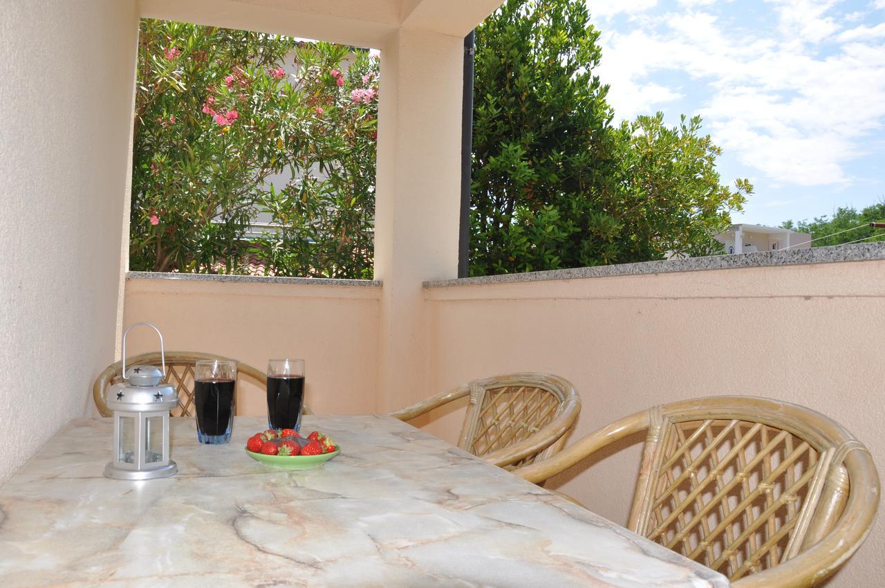 Apartments Mirakul Лопар Екстериор снимка