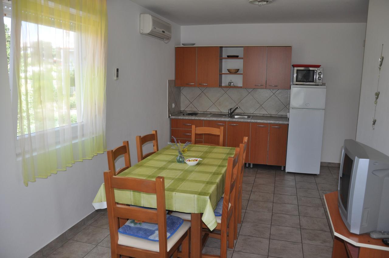 Apartments Mirakul Лопар Екстериор снимка