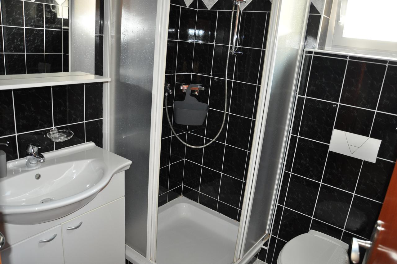 Apartments Mirakul Лопар Екстериор снимка