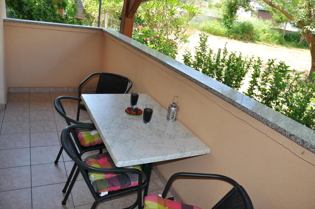 Apartments Mirakul Лопар Екстериор снимка