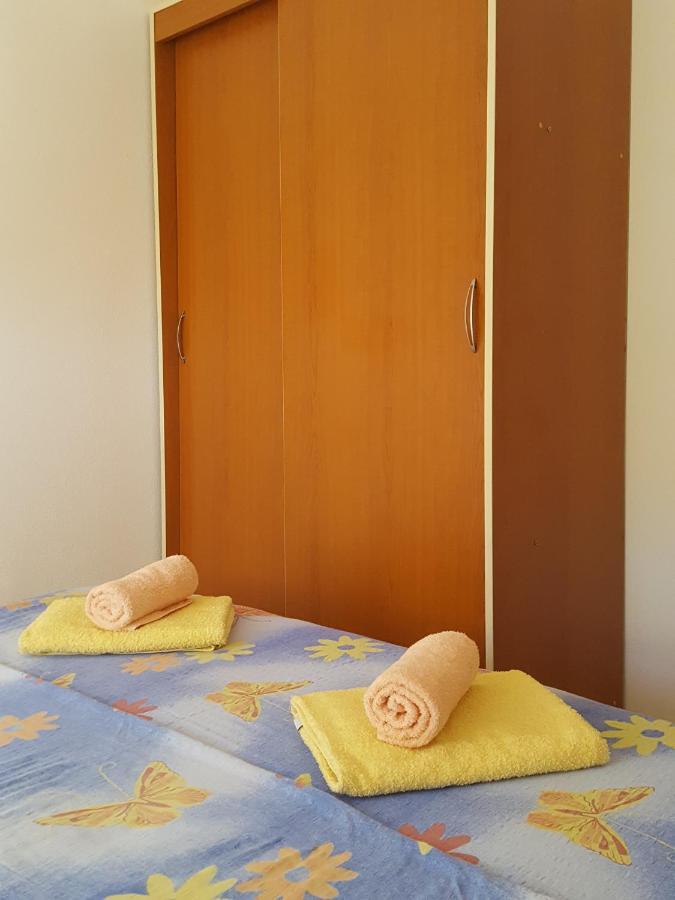 Apartments Mirakul Лопар Екстериор снимка